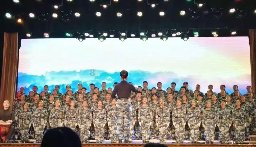 迷失在街头的男孩